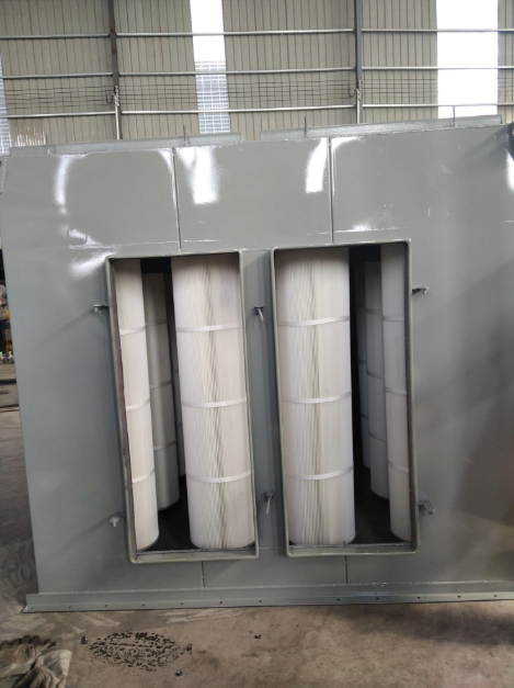 技術人員安裝濾筒除塵器濾芯過程