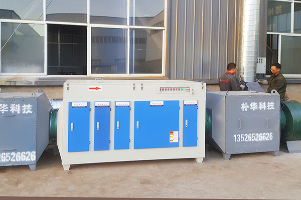 樸華科技催化燃燒設(shè)備工人安裝現(xiàn)場